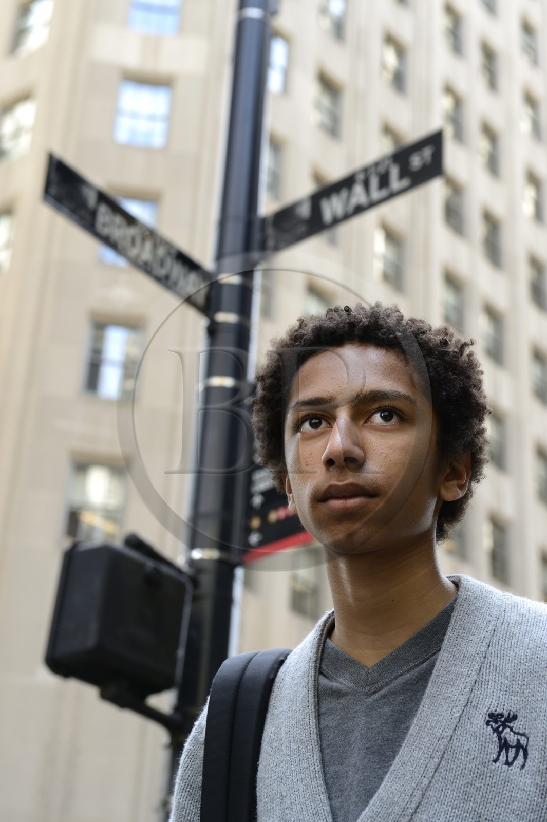 Etats Unis, New York, Manhattan, Financial District, jeune homme à l'angle de Broadway et de Wall Street