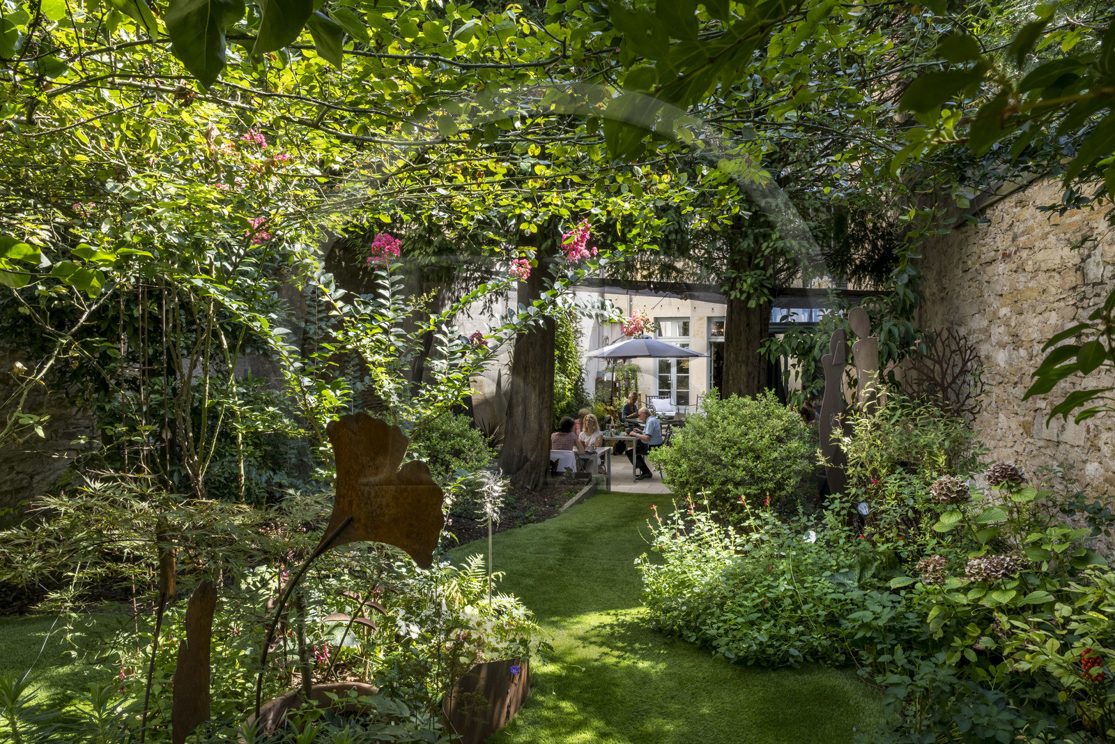 France, Côte-d'Or (21), Dijon, zone classée Patrimoine Mondial de l'UNESCO, restaurant Le Chat qui Pense dans l'ancien Hotel Monge du XVIIe siècle, coté jardin