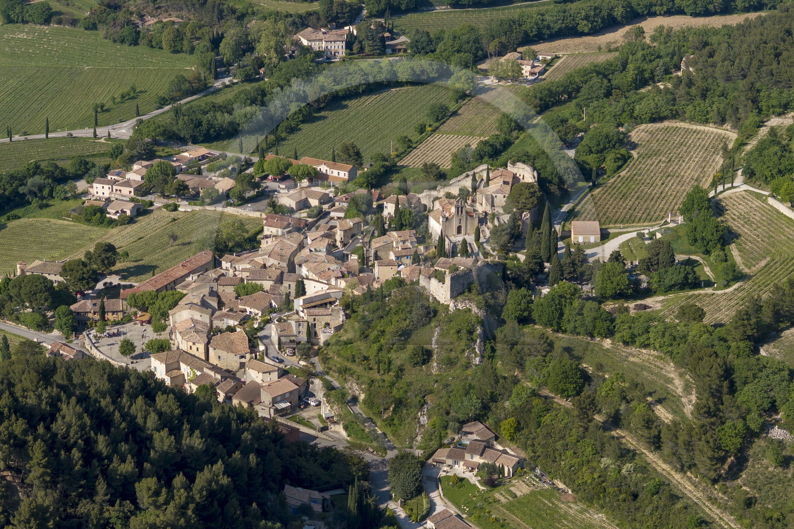 France, Vaucluse (84), Dentelles de Montmirail, Gigondas, le village au pied des Dentelles Sarrasines (vue aérienne)