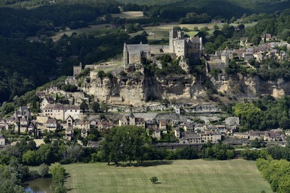France, Dordogne (24), Périgord Noir, vallée de la Dordogne, Beynac-et-Cazenac, labellisé Les Plus Beaux Villages de France, château sur un éperon rocheux au dessus de la rivière Dordogne (vue aérienne)