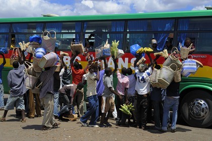 Tanzanie, Morogoro, la gare routière, assauts de petits vendeurs lors d'un arrêt du bus