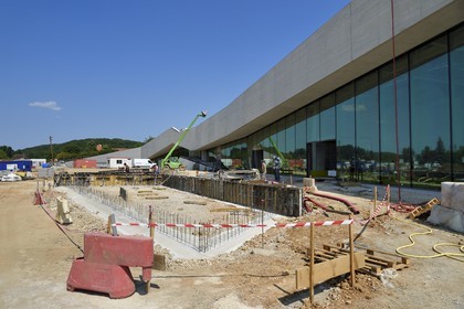 France, Dordogne (24), Montignac, chantier du futur Centre International de l'Art pariétal de Montignac-Lascaux (Lascaux 4) conçu par l'agence norvégienne d'architecture Snøhetta, la façade principale