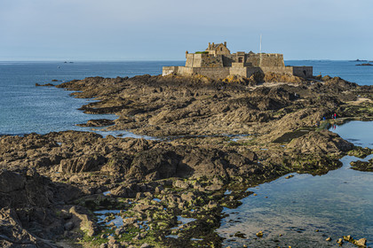 France, Ille et Vilaine, Cote d'Emeraude (Emerald Coast), Saint Malo, Fort National designed by Vauban and built by Siméon Garangeau from 1689 to 1693, Eventail beach at low tide