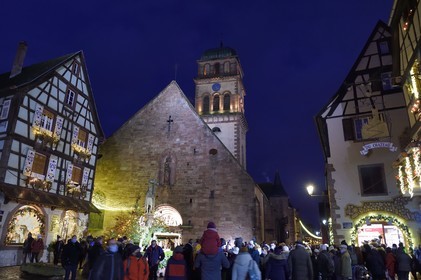 France, Haut-Rhin (68), Kaysersberg, maison à pans de bois et statue de Saint Constantin sur la place du Vieux Marché à Noël, l'église Sainte Croix en arrière plan