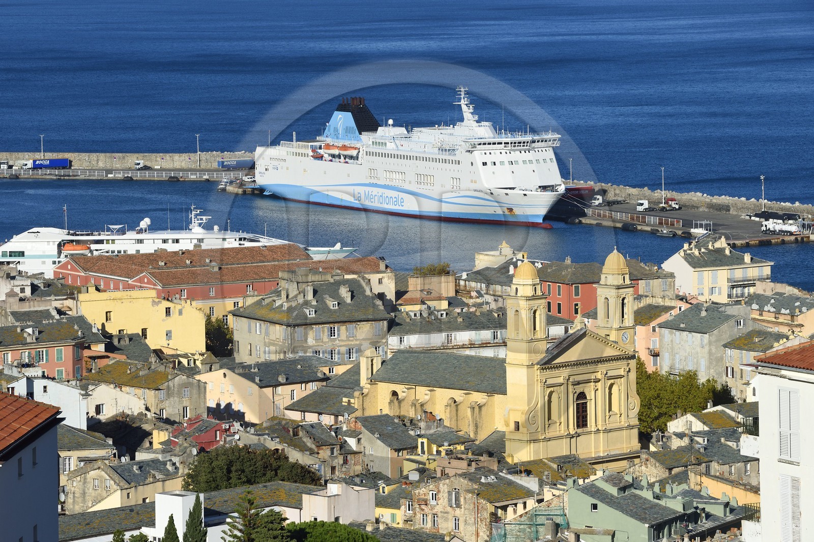 France, Haute-Corse (2B), Bastia, l'église Saint-Jean-Baptiste et le port commercial en arrière plan