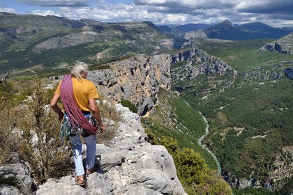 France, Alpes-de-Haute-Provence (04), Parc Naturel Régional du Verdon, Grand Canyon du Verdon, La-Palud-Sur-Verdon, point de vue de la Dent d’Aire, Bernard Gorgeon un des pionniers de la grimpe dans le massif et la falaise de l’Escalès en arrière plan