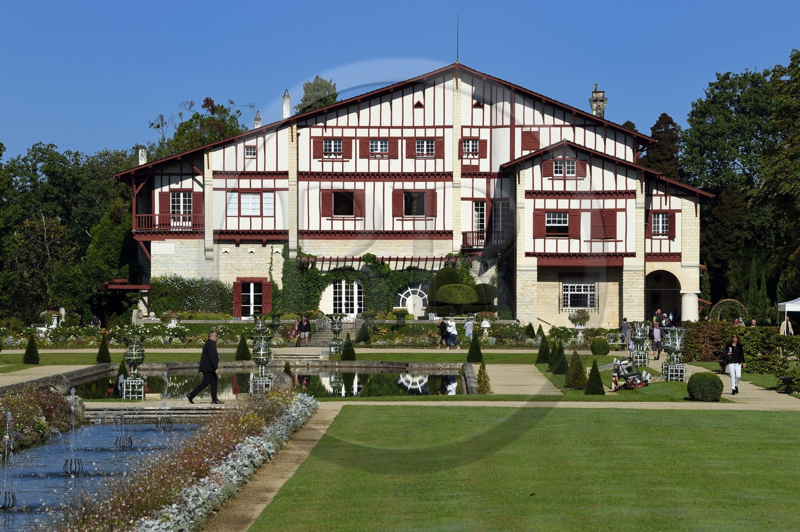 France, Pyrénées-Atlantiques (64), Pays-Basque, Cambo-les-Bains, la Villa Arnaga et  son jardin à la française, musée et maison d'Edmond Rostand de style néo-basque