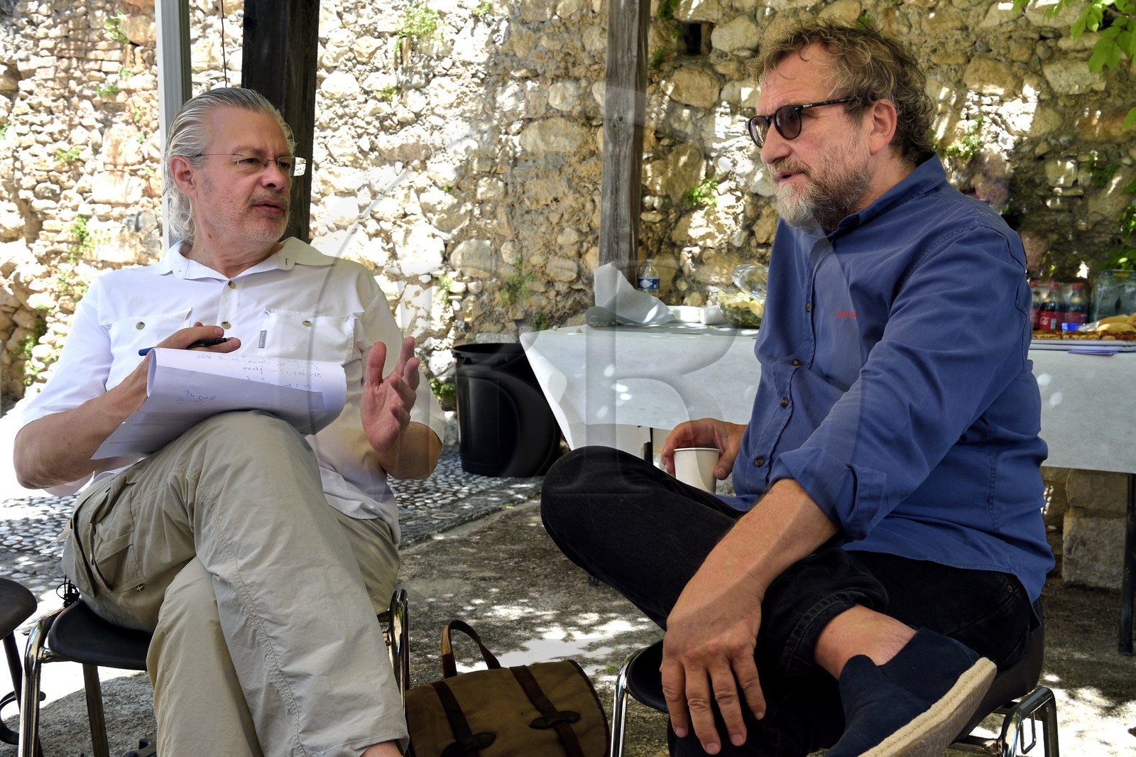 France, Alpes-Maritimes (06), Saint Paul de Vence, Pierre Lamalattie interviewant pour le magazine Artension Olivier Kaeppelin Président de la Biennale Internationale de Saint-Paul de Vence