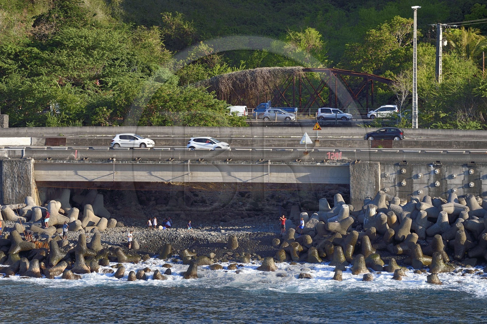 France, Ile de la Reunion, La Possession, l'ancienne route nationale Route du Littoral entre la capitale Saint-Denis et le principal port de commerce à l’Ouest, pêcheurs à la ligne sous la voie rapide