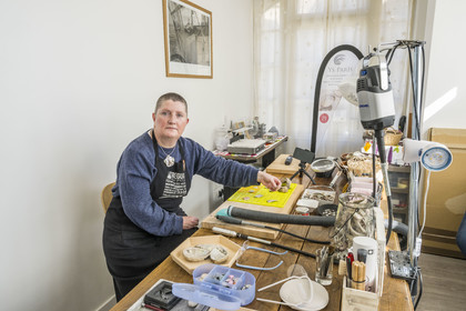 France, Côtes-d'Armor (22), Tréguier, Delphine Le Poupon artisan d'Art nacrier dans l'atelier de création Ys Paris