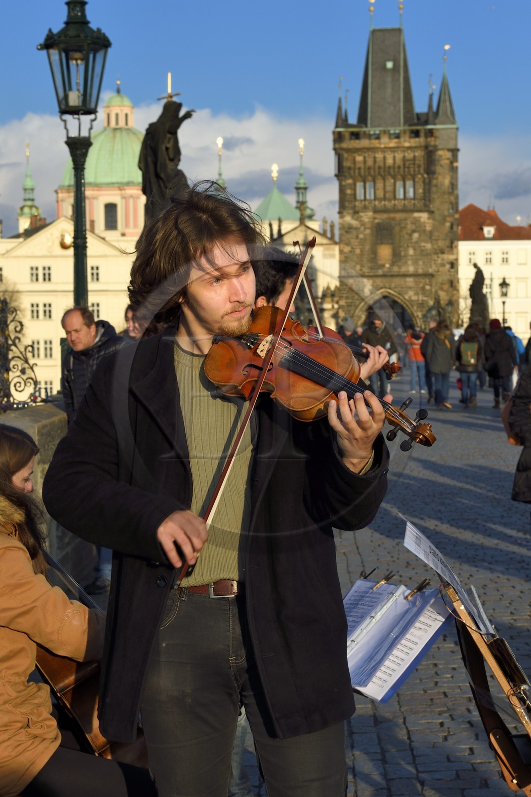 République Tchèque, Prague, centre historique classé Patrimoine Mondial de l' UNESCO, concert de violonistes sur le pont Charles (Karluv Most ou Karlov Most) sur la rivière Vltava