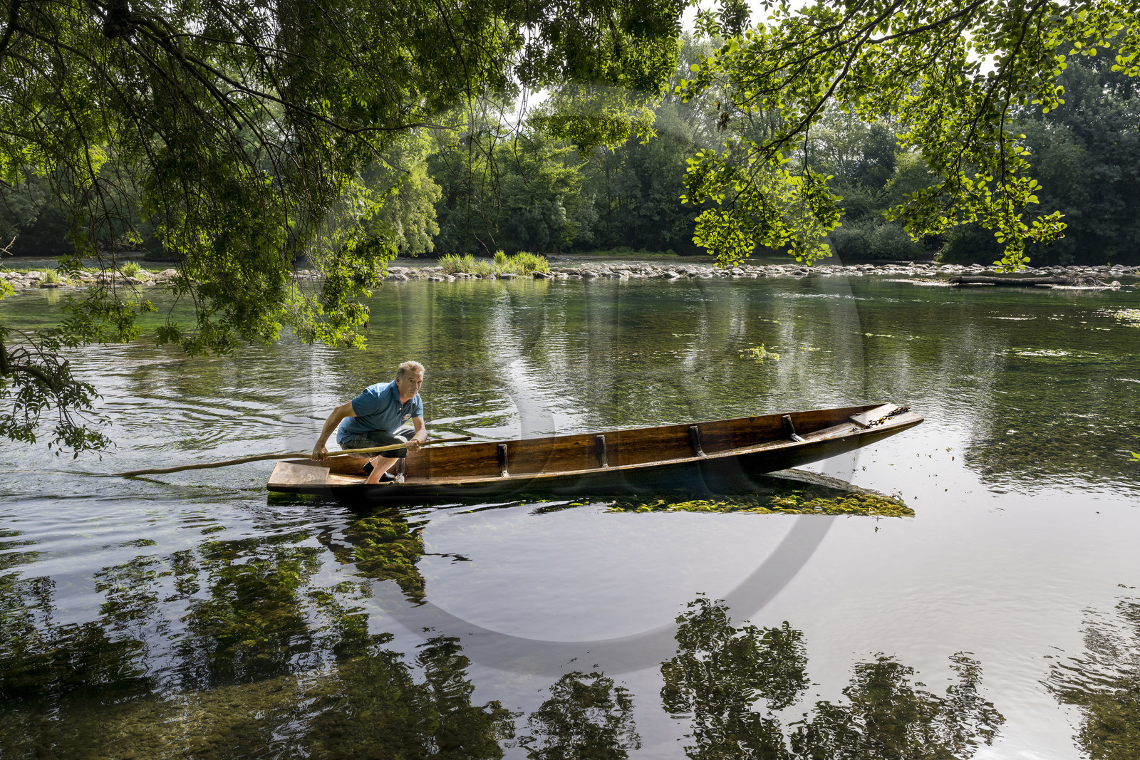 France, Vaucluse (84), L'Isle-sur-la-Sorgue, François Arnaud membre de la confrérie des pêcheurs les Pescaïres de la Sorgue naviguant sur la Sorgue sur une barque à fond plat appelée Nègo Chin