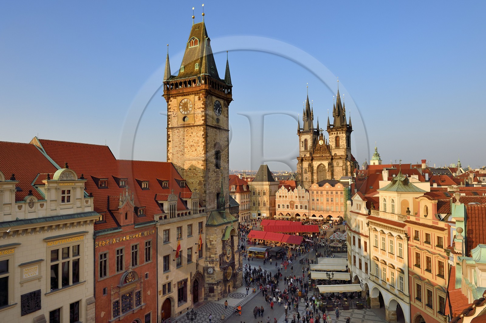 République Tchèque, Prague, centre historique classé Patrimoine Mondial de l'UNESCO, la vieille ville (Stare Mesto), place de la vieille ville (Staromestske namesti), l'hôtel de Ville et l'église Notre-Dame-du-Tyn
