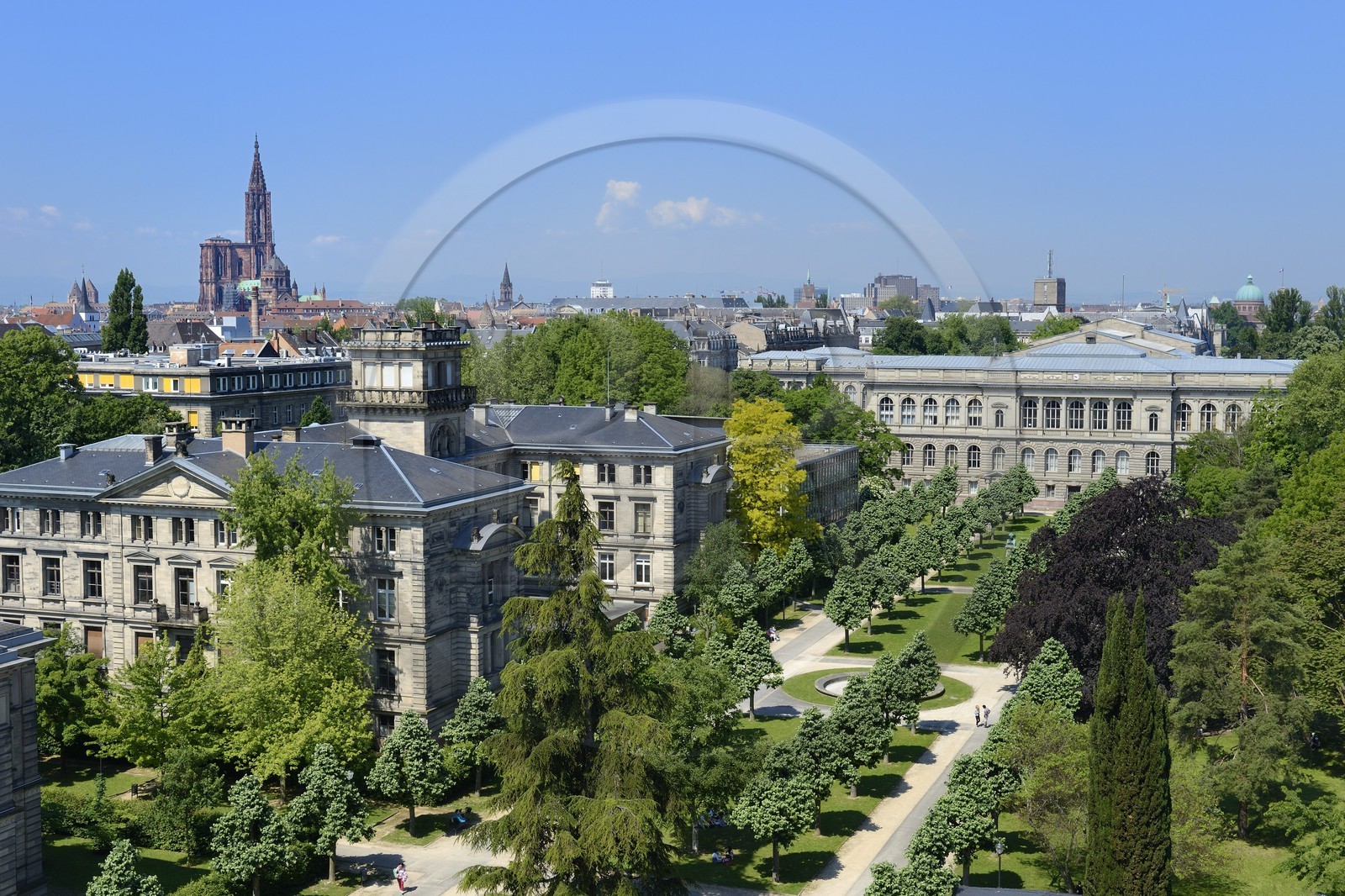 France, Bas-Rhin (67), Strasbourg, quartier de la Neustadt datant de la periode allemande, l'université et son jardin, le Palais Universitaire (1884) en arrière plan à droite