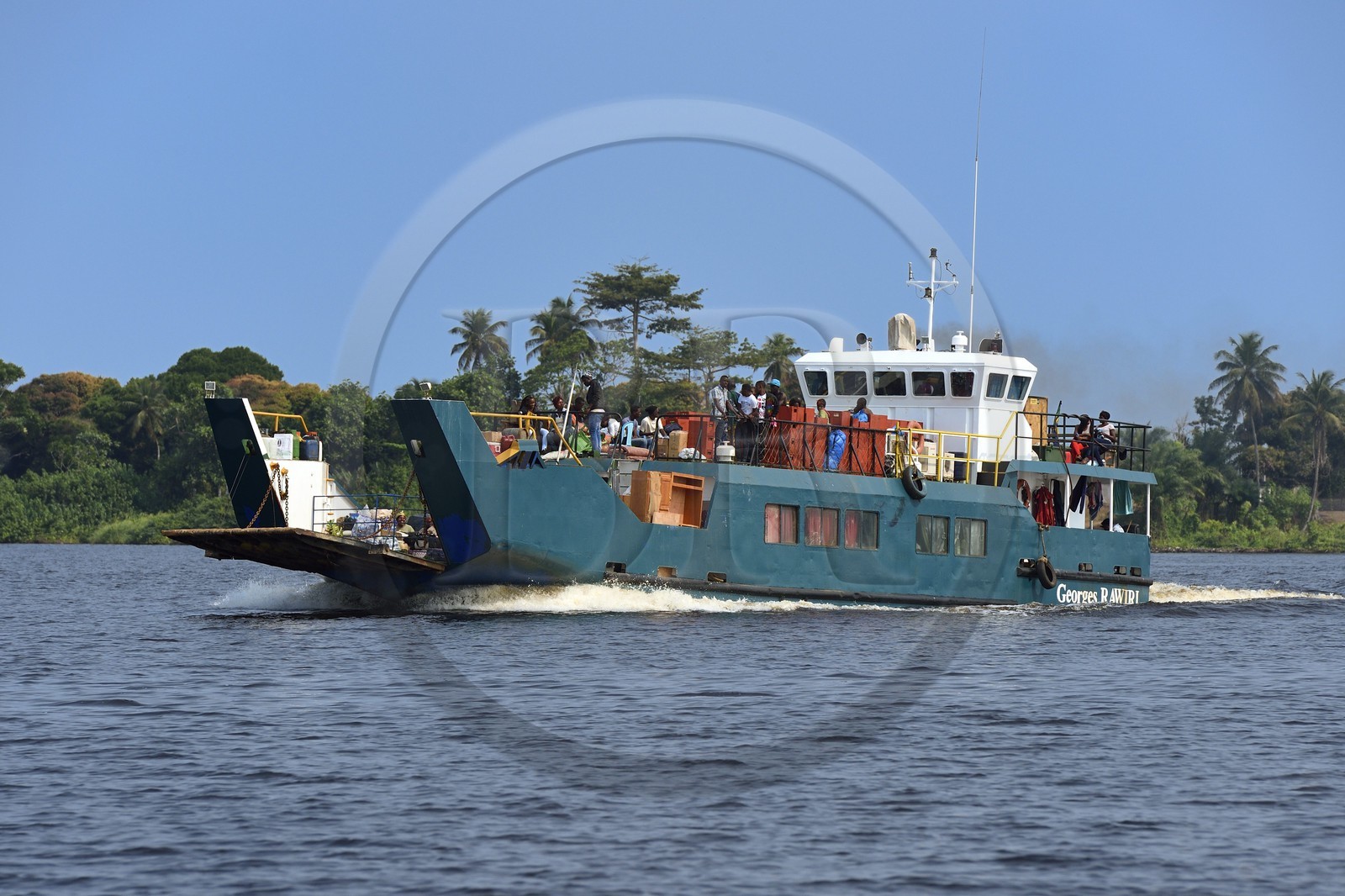 Gabon, province de Ogooué- Maritime, région de Omboué, ferry sur la lagune Fernan Vaz (Nkomi)