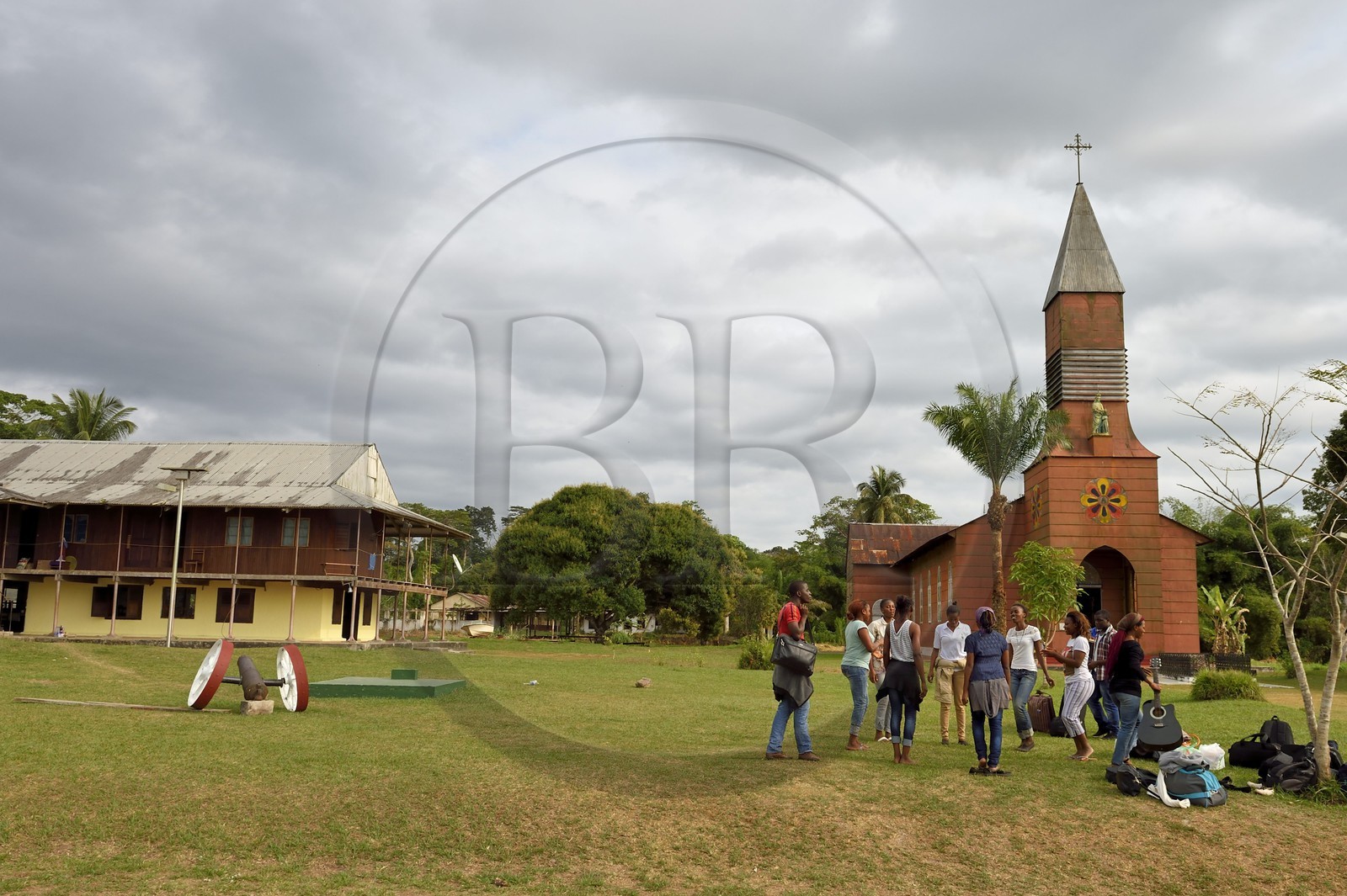 Gabon, province de Ogooué- Maritime, région de Omboué, lagune Fernan Vaz (Nkomi), la mission Sainte-Anne dont l'église a été construite dans les ateliers de Gustave Eiffel, groupe de jeunes effectuant une retraite