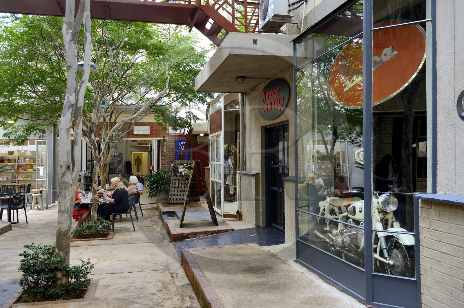 Afrique du Sud, province de Gauteng, Johannesburg, le site 44 Stanley était autrefois un site de bâtiments industriels des années 1930 et a été transformé pour héberger des boutiques spécialisées, restos gourmands et studios de design