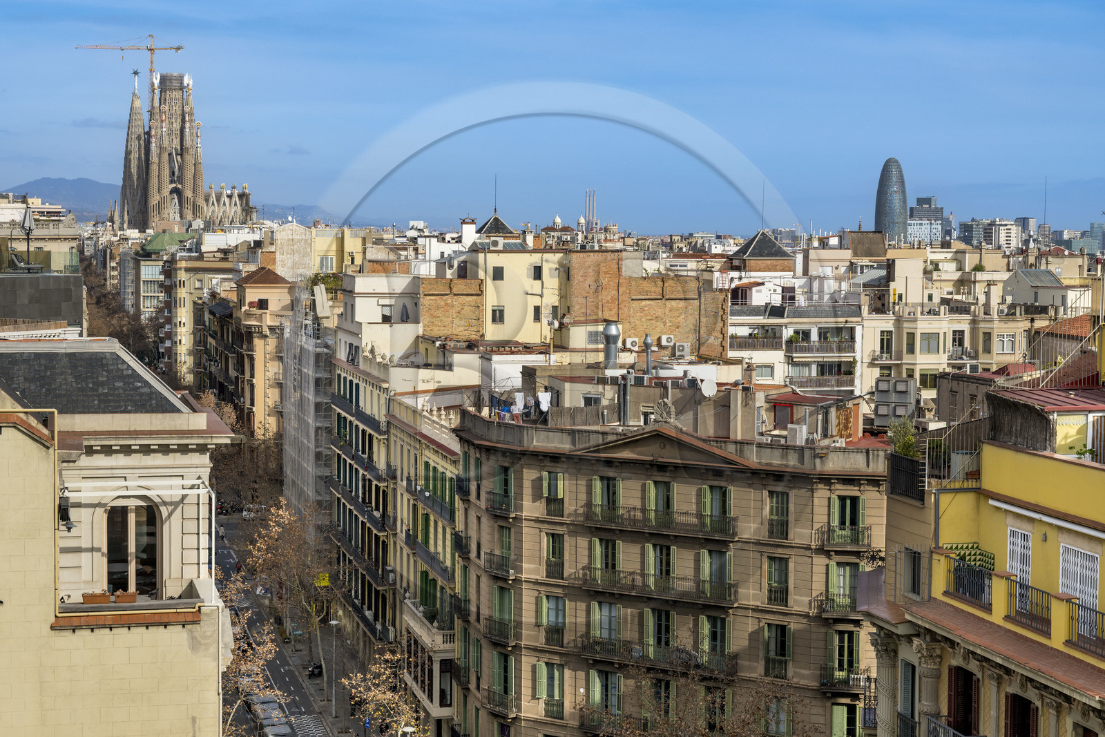 Espagne, Catalogne, Barcelone, quartier de l'Eixample, la Sagrada Familia en chantier et la Torre Agbar (tour d'Agbar) de l'architecte Jean Nouvel en arrière plan