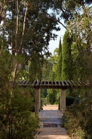 France, Var (83), Rayol-Canadel-sur-Mer, Domaine du Rayol, le jardin des Méditerranées conçu par le paysagiste Gilles Clément, propriété du conservatoire du littoral mention obligatoire, la pergola