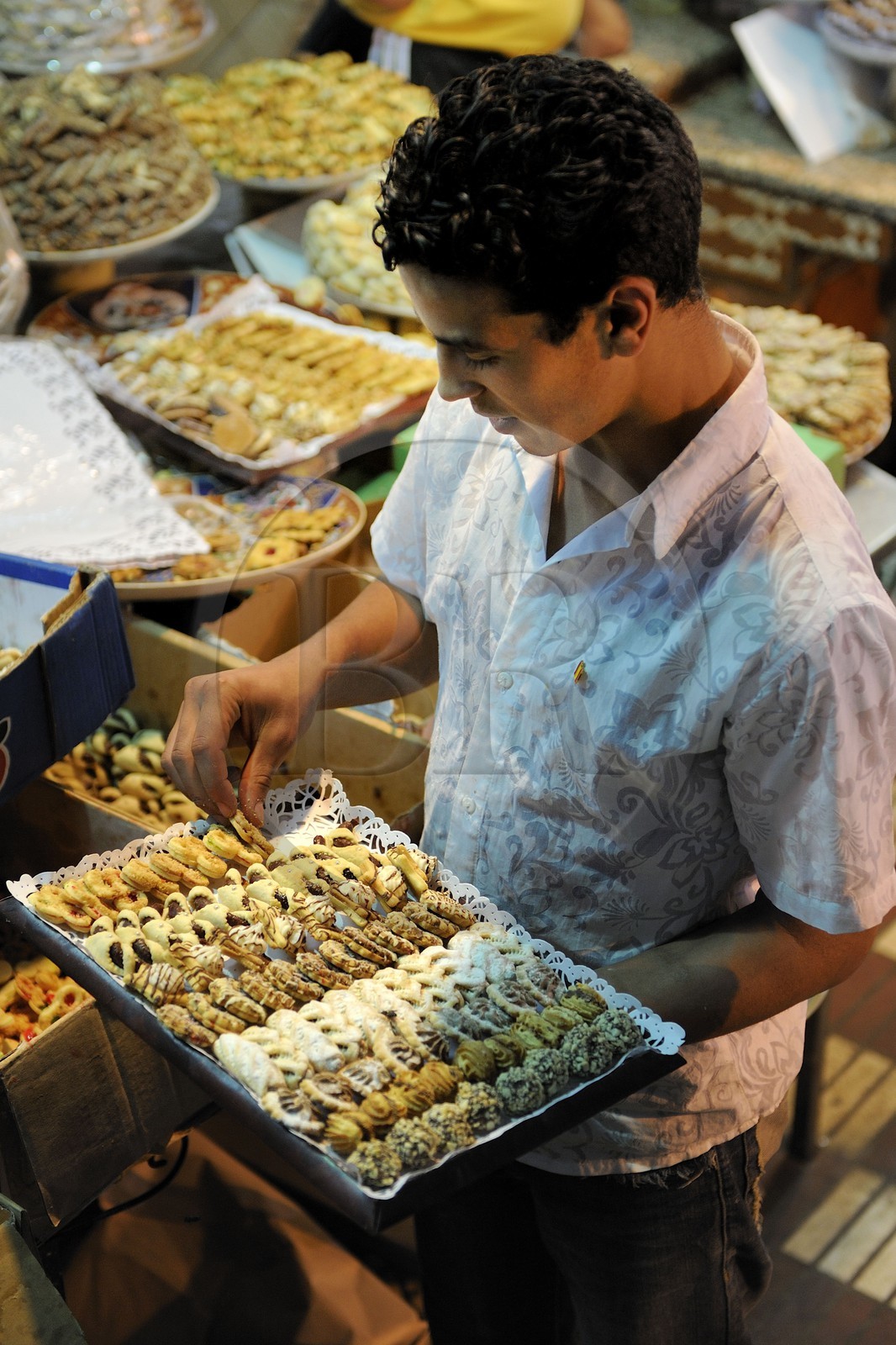 Maroc, Meknès, ville impériale, médina classée Patrimoine Mondial de l' UNESCO, marché couvert de el Hédime, étals de patisseries