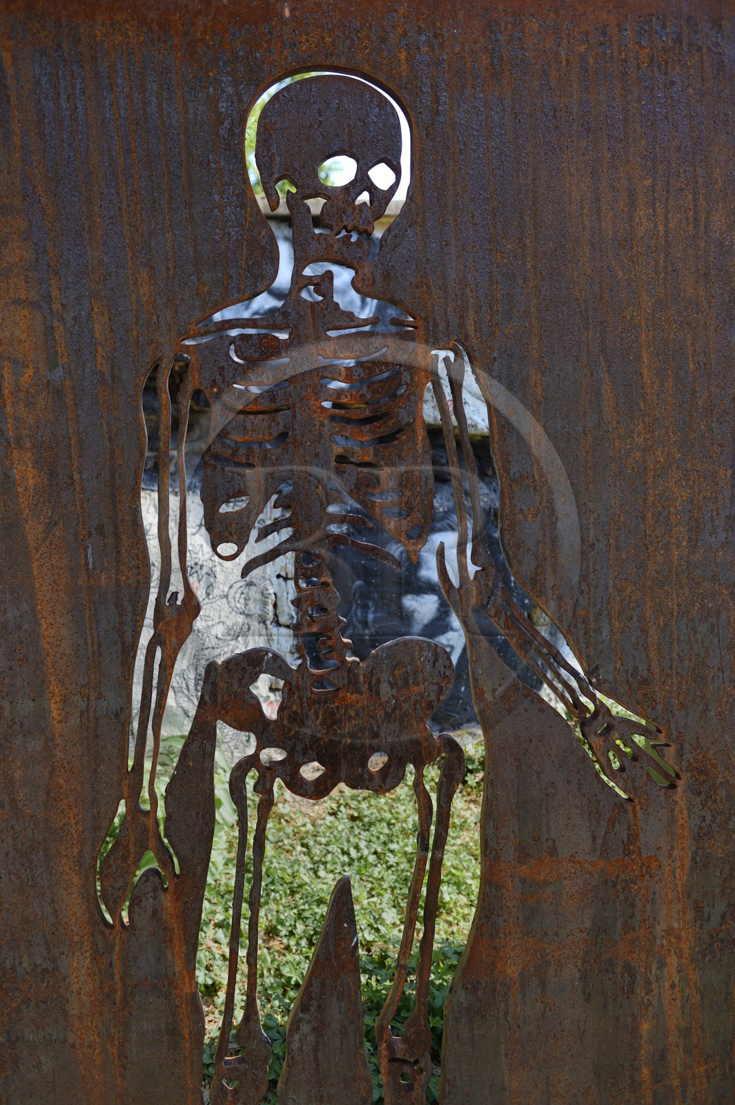 France, Rhône (69), Saint-Romain-au-Mont-d'Or, la Demeure du Chaos, l'œuvre d'art est basé sur la transformation sans fin de la maison du XVIIème siècle de l'artiste plasticien Thierry Ehrmann en une réplique de zone de guerre à l'image du monde présent