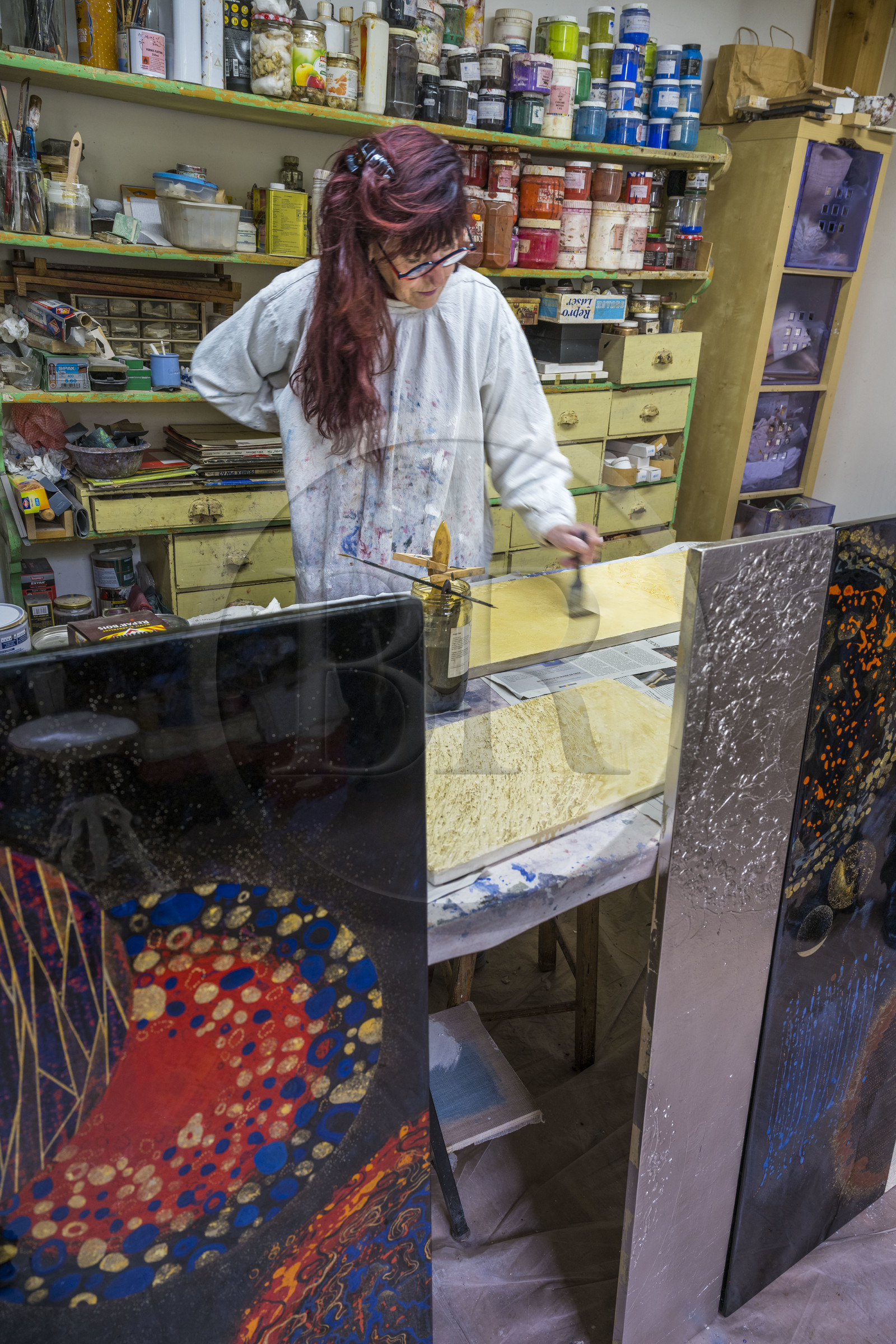 France, Hauts-de-Seine (92), Colombes, l'artiste et laqueur Isabelle Emmerique dans son atelier