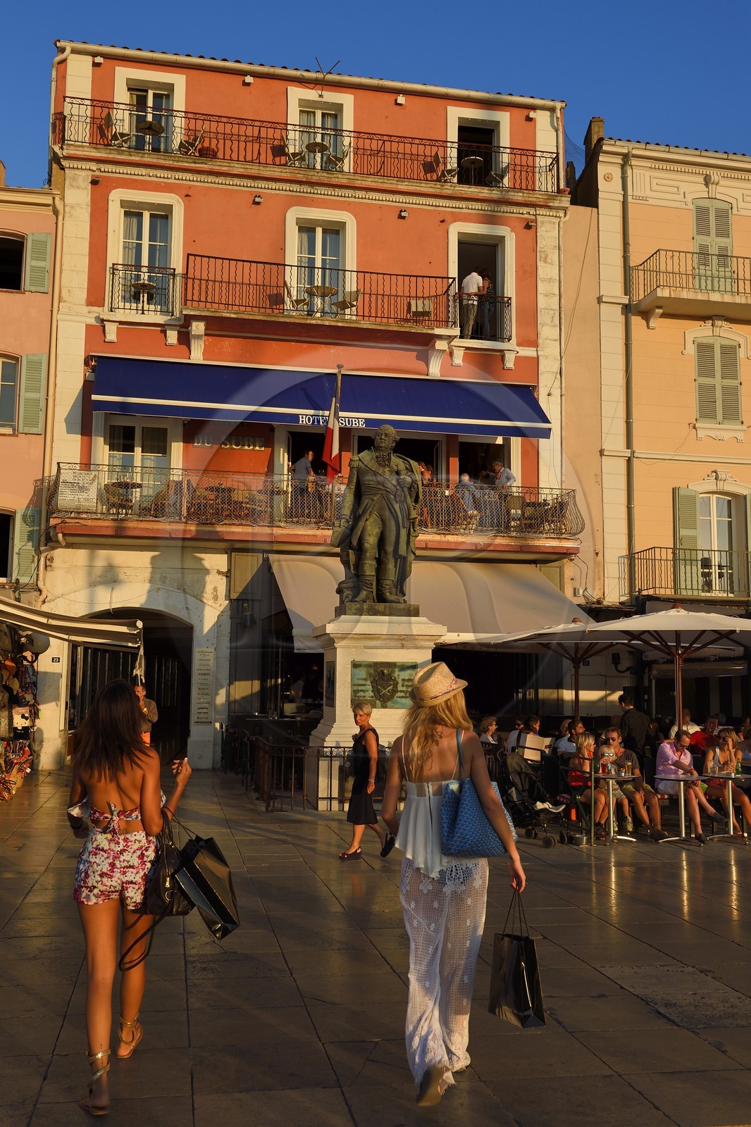 France, Var (83), Saint-Tropez, statue du vice-amiral Suffren et façade de l'hôtel Sube quai de Suffren