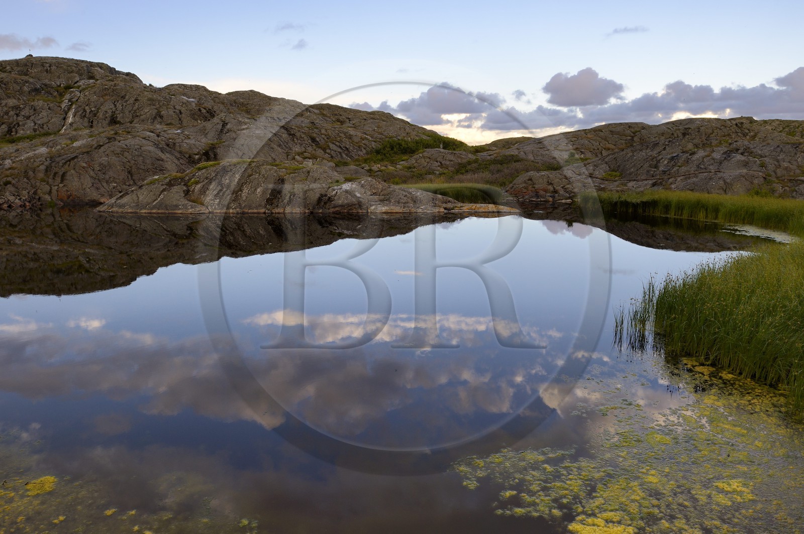 Suède, Västra Götaland, Väderöarna (iles météo) au large de Fjällbacka, petit lac