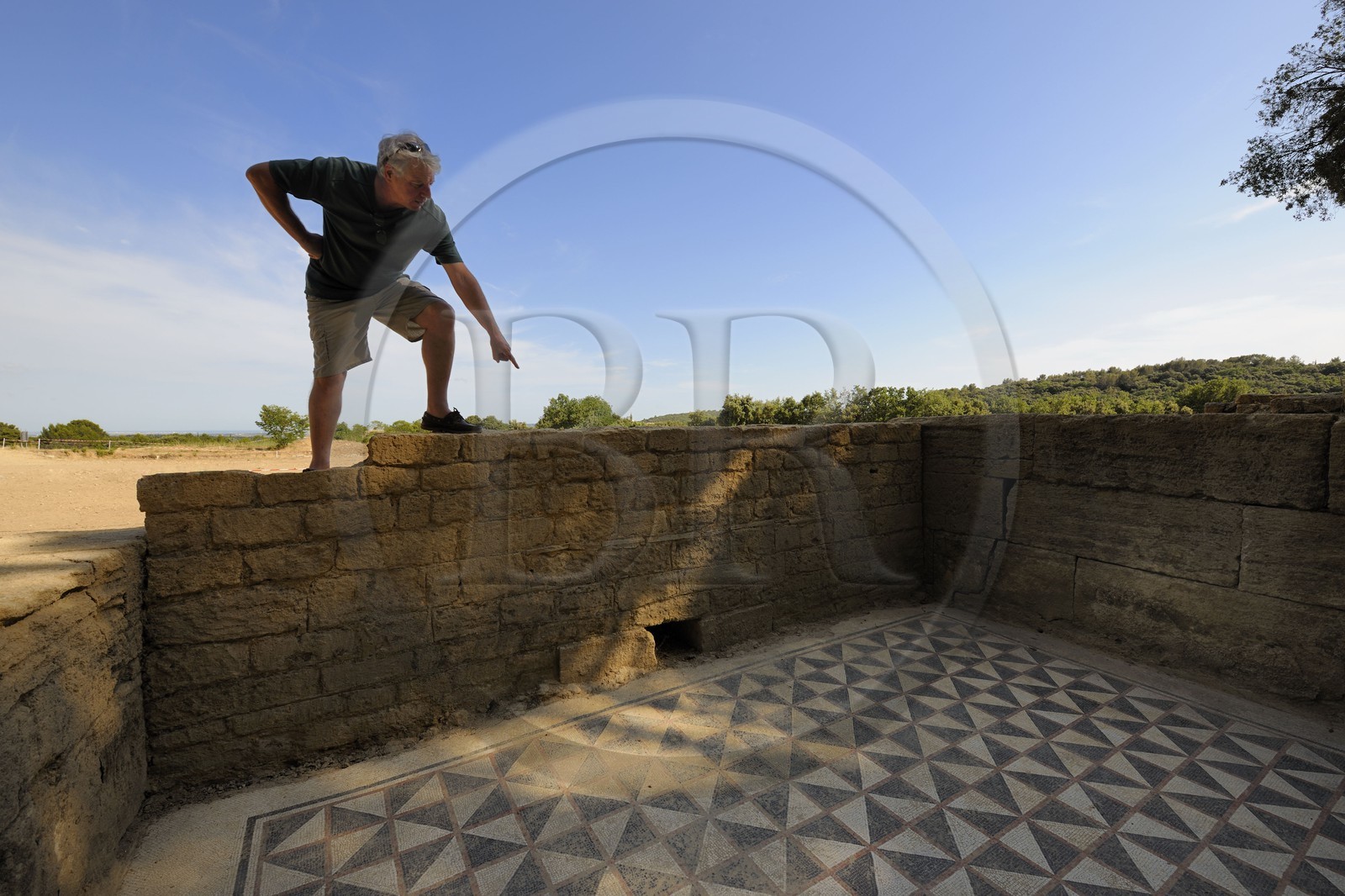 France, Hérault (34), fouilles sur la colline du Castellas à Murviel-lès-Montpellier correspond à l'emplacement d'une importante agglomération antique de la fin de l'âge du fer jusqu'au IIe siècle après J.-C., Patrick Thollard archéologue responsable des fouilles