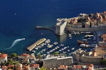 Croatie, Dalmatie, cote dalmate, Dubrovnik, centre historique classé Patrimoine Mondial de l'UNESCO, le vieux-port et le batiment de la Tour Saint Jean
