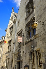 France, Indre et Loire (37), Vallée de la Loire classée Patrimoine Mondial de l'UNESCO, Chinon, hôtel particulier dans la rue Haute Saint-Maurice