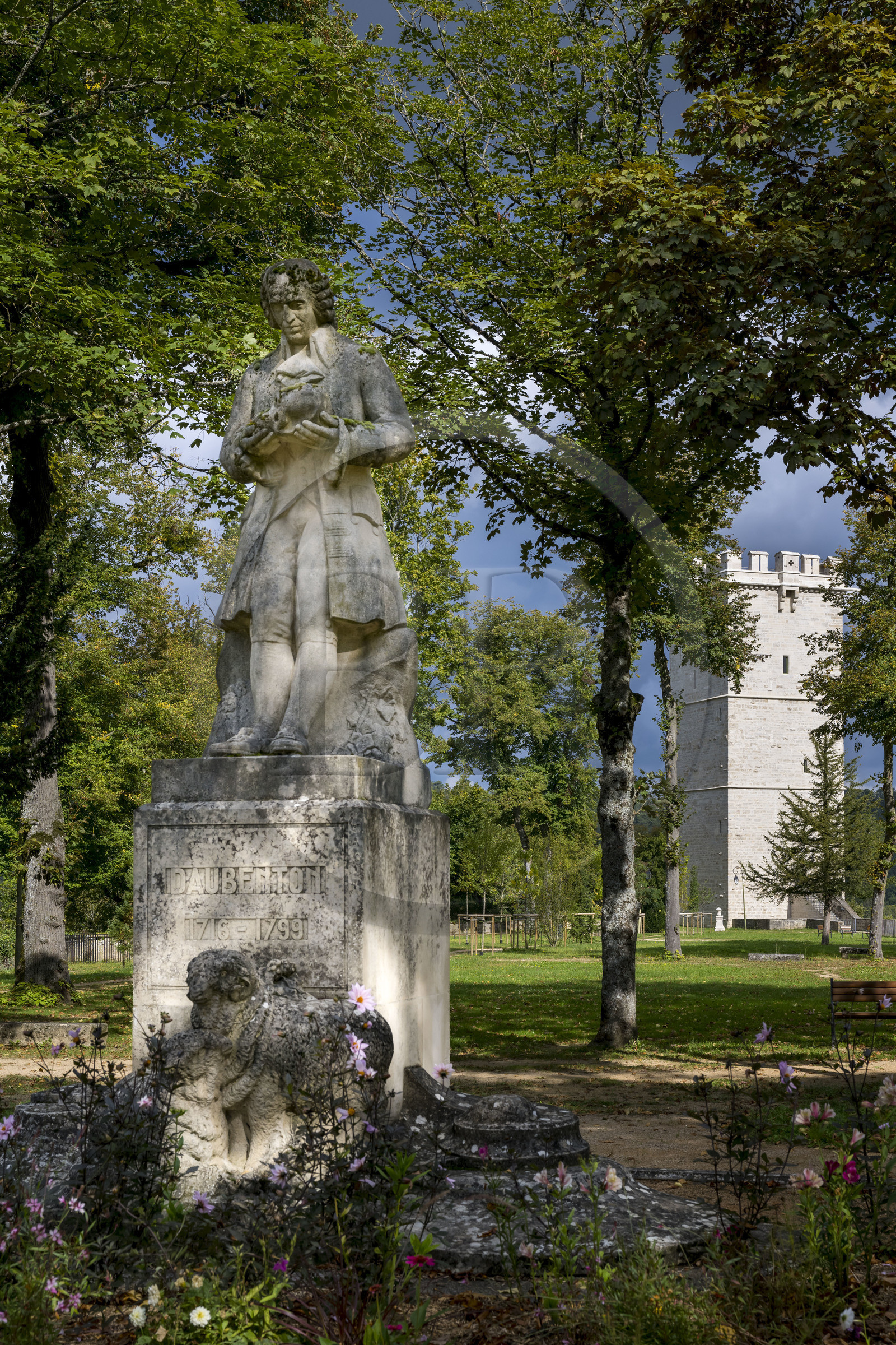 France, Côte-d'Or (21), Montbard, Musée Parc Buffon, parc Buffon, statue de Louis Jean-Marie Daubenton et la tour du chateau en arrière plan