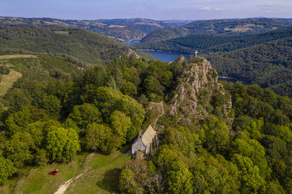 France, Cantal (15), Paulhenc, les Gorges de la Truyère, Rocher de Turlande, chapelle castrale romane du chateau détruit pendant la guerre de Cent Ans dans lequel est né Robert de Turlande, fondateur de l'Abbaye de La Chaise Dieu (vue aérienne)