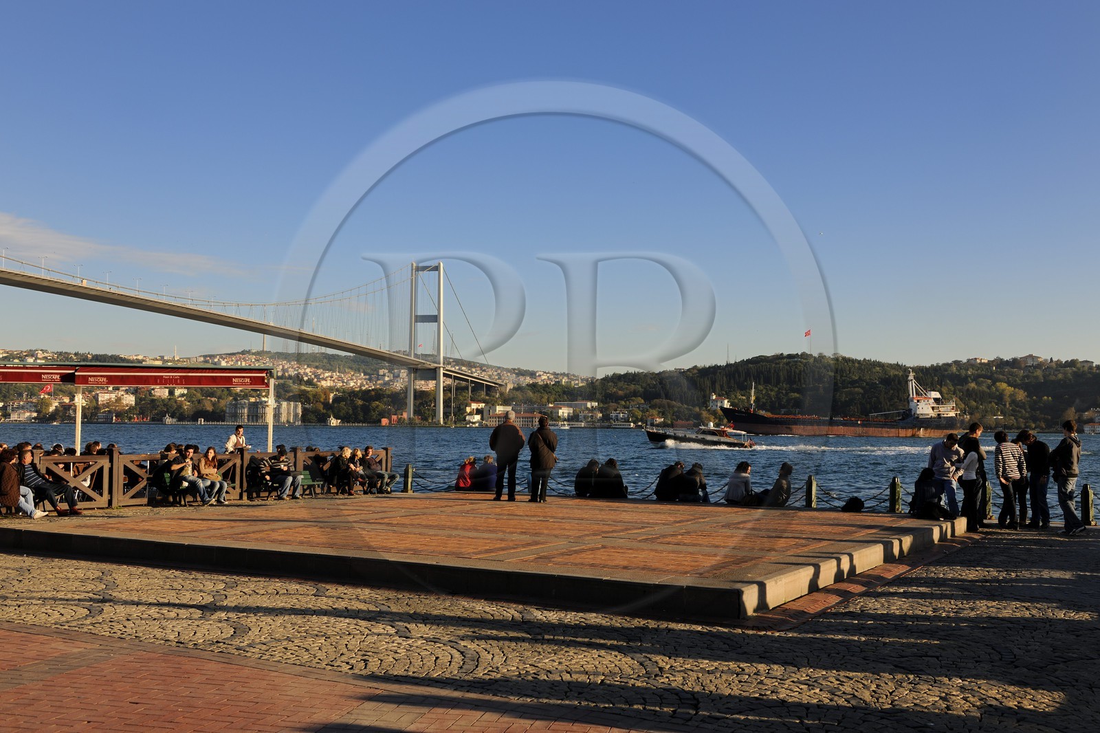 Turquie, Istanbul, embarquadère d' Ortaköy sous le pont du Bosphore