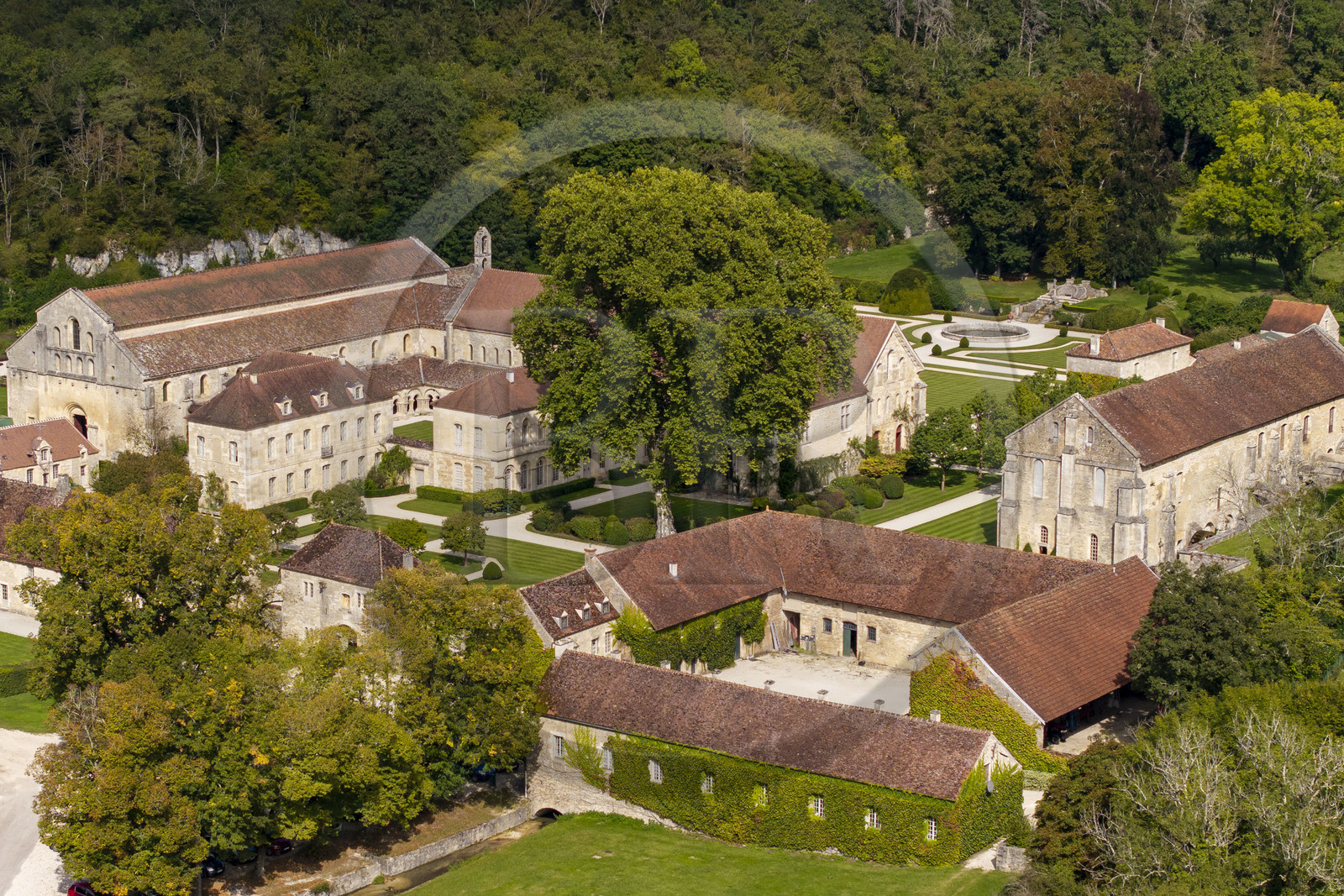 France, Côte-d'Or (21), Marmagne, l'abbaye cistercienne de Fontenay fondée en 1118, classée au Patrimoine Mondial de l'UNESCO (vue aérienne)