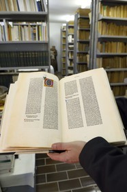 Croatie, Dalmatie, côte dalmate, Ile de Pasman, Kraj, le couvent franciscain Sv. U kraju Dujam - Sv.Duje (XIVe siècle), la bibliothèque de plus de 2000 livres entièrement dédié à Saint-François d’Assise, incunable de 1475
