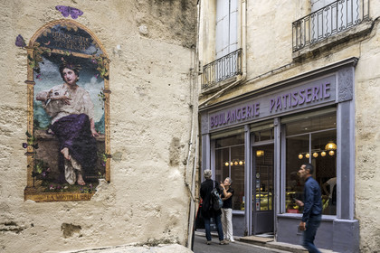 France, Hérault (34), Montpellier, centre historique appelé l’Ecusson, street art signé Voglio Bene alias Bénédicte Piccollillo rue de la Carbonnerie