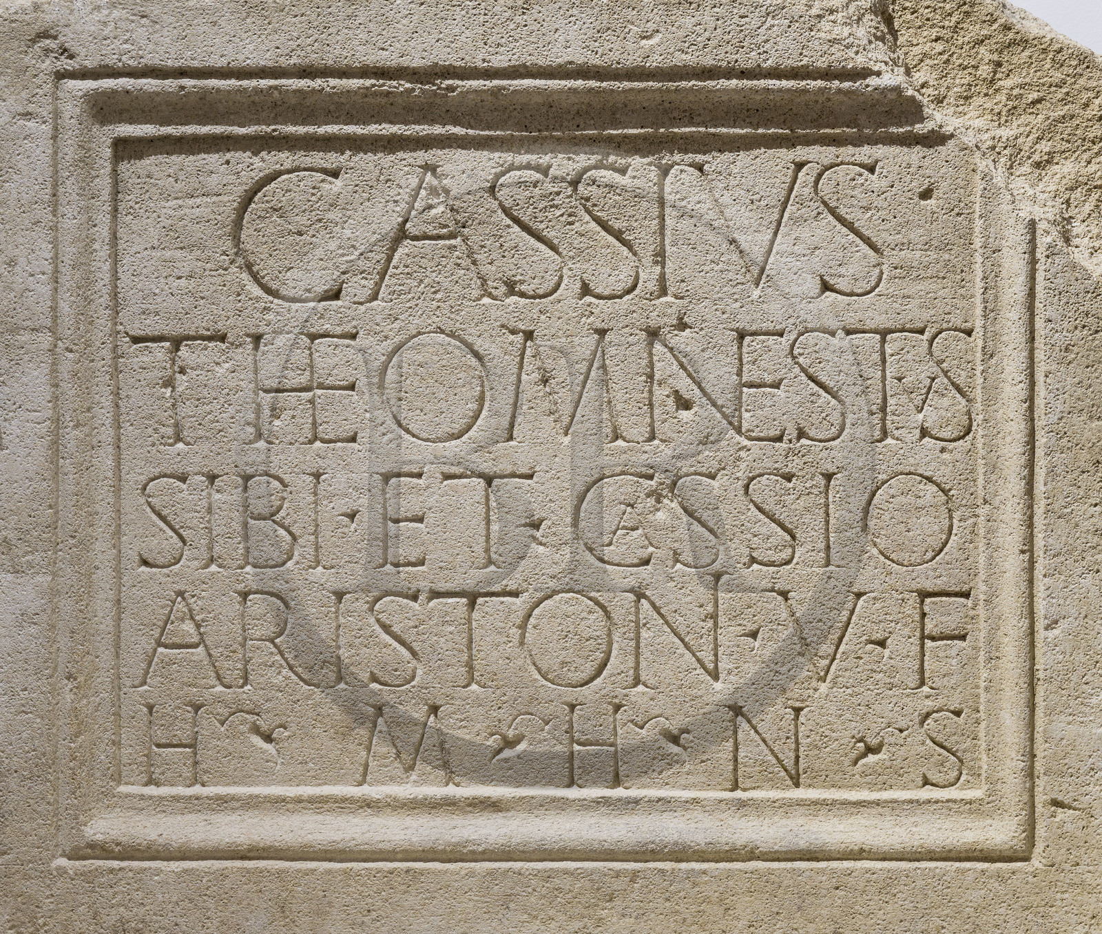 France, Vaucluse (84), Vaison-la-Romaine, site archéologique de Puymin, musée archéologique Théo Desplans, inscription funéraire sur un monument funéraire romain de Cassius Theomnestus et de Cassius Aristo trouvé à Vaison, Cassius Theomnestus a fait faire (ce monument) de son vivant pour lui même et pour Cassius Aristo. Ce monument ne fait pas parti de l'héritage