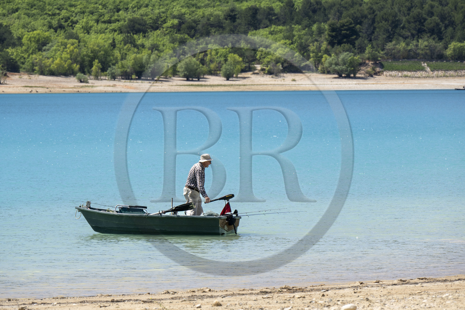 France, Var (83), Parc Naturel Régional du Verdon, Les-Salles-sur-Verdon, lac de Sainte Croix, pecheur en barque électrique