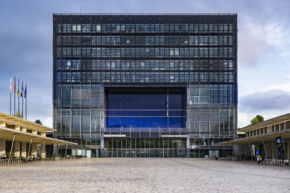 France, Hérault (34), Montpellier,  quartier de Port Marianne, l'Hotel de Ville conçu par les architectes Jean Nouvel et François Fontès et son parvis