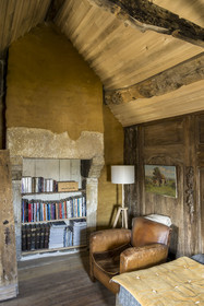 France, Finistère (29), Roscoff, maison d'armateur dite de la Porte Noire construite à la fin XVIème siècle par les frères James et appartenant aujourd'hui à Christian Kulig, ancienne pièce des archives, extérieure à la maison pour la protéger du feu