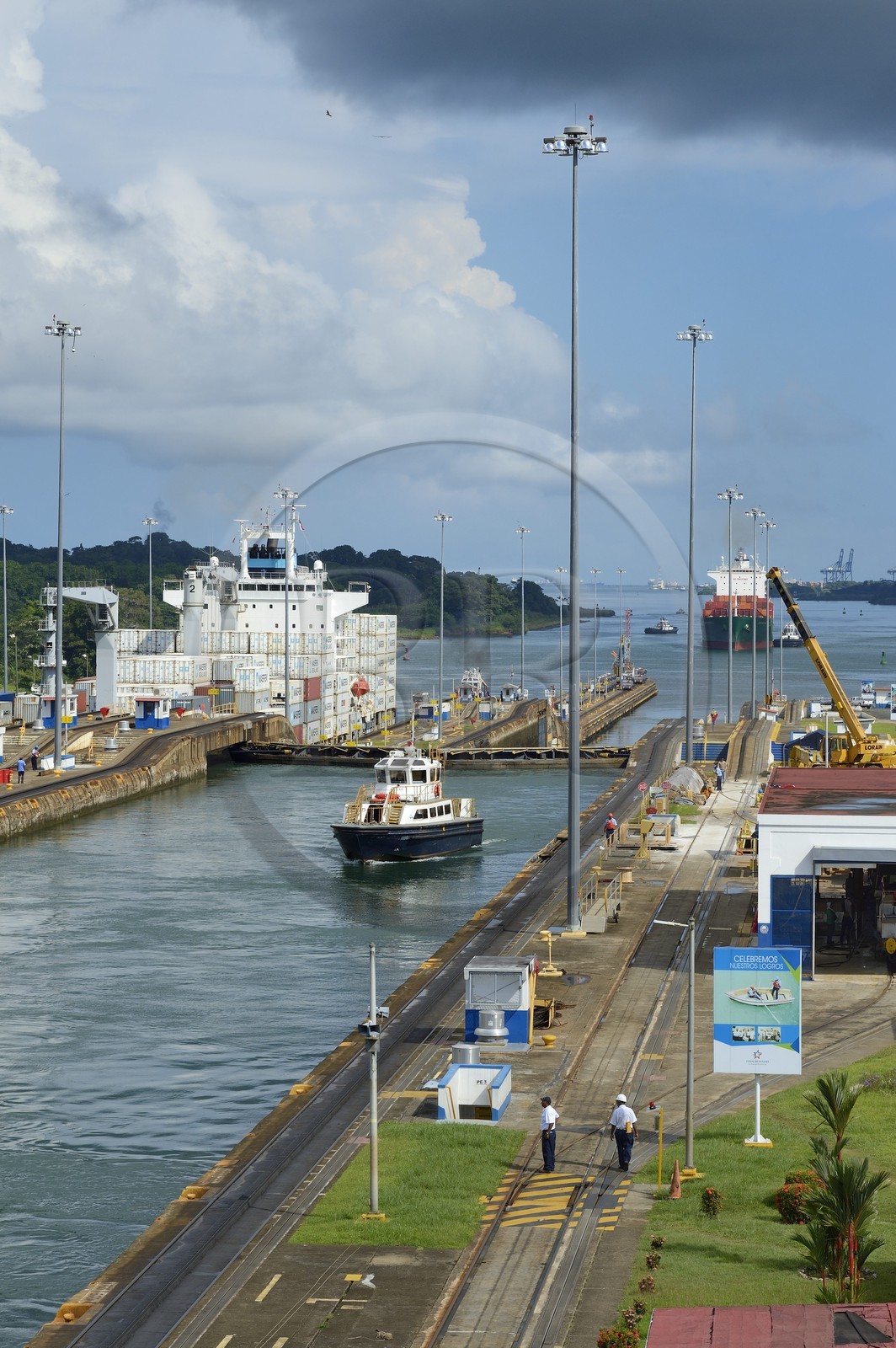 Panama, province de Colon, Canal de Panama, écluses de Gatun, cargo Panamax porte-conteneurs passant l'écluse, remorqueur