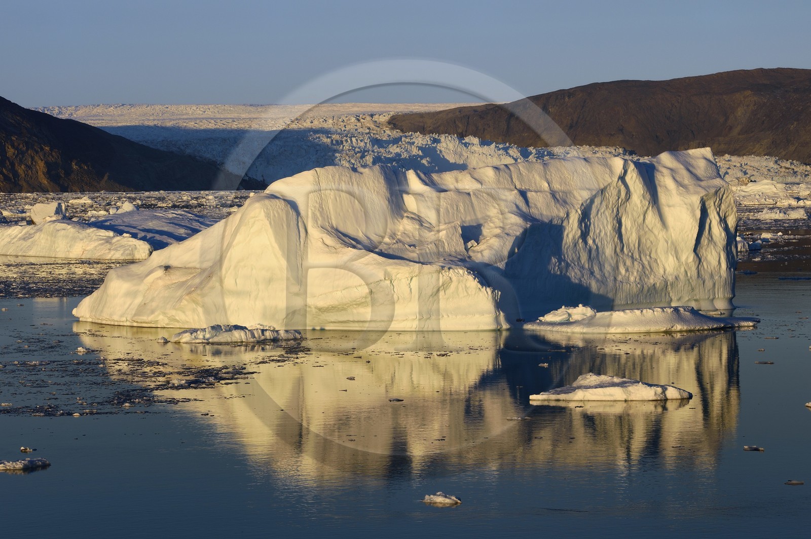 Groenland, cote ouest, baie de Disko, icebergs dans la baie de Quervain au coucher de soleil et le glacier Eqip Sermia (glacier Eqi) en arrière plan