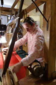 France, Rhône (69), Lyon, site historique classé Patrimoine Mondial de l'UNESCO, Vieux Lyon, quartier Saint-Georges, le canut Ludovic de la Calle travaillant sur un métier Jacquard de la Soierie Saint-Georges