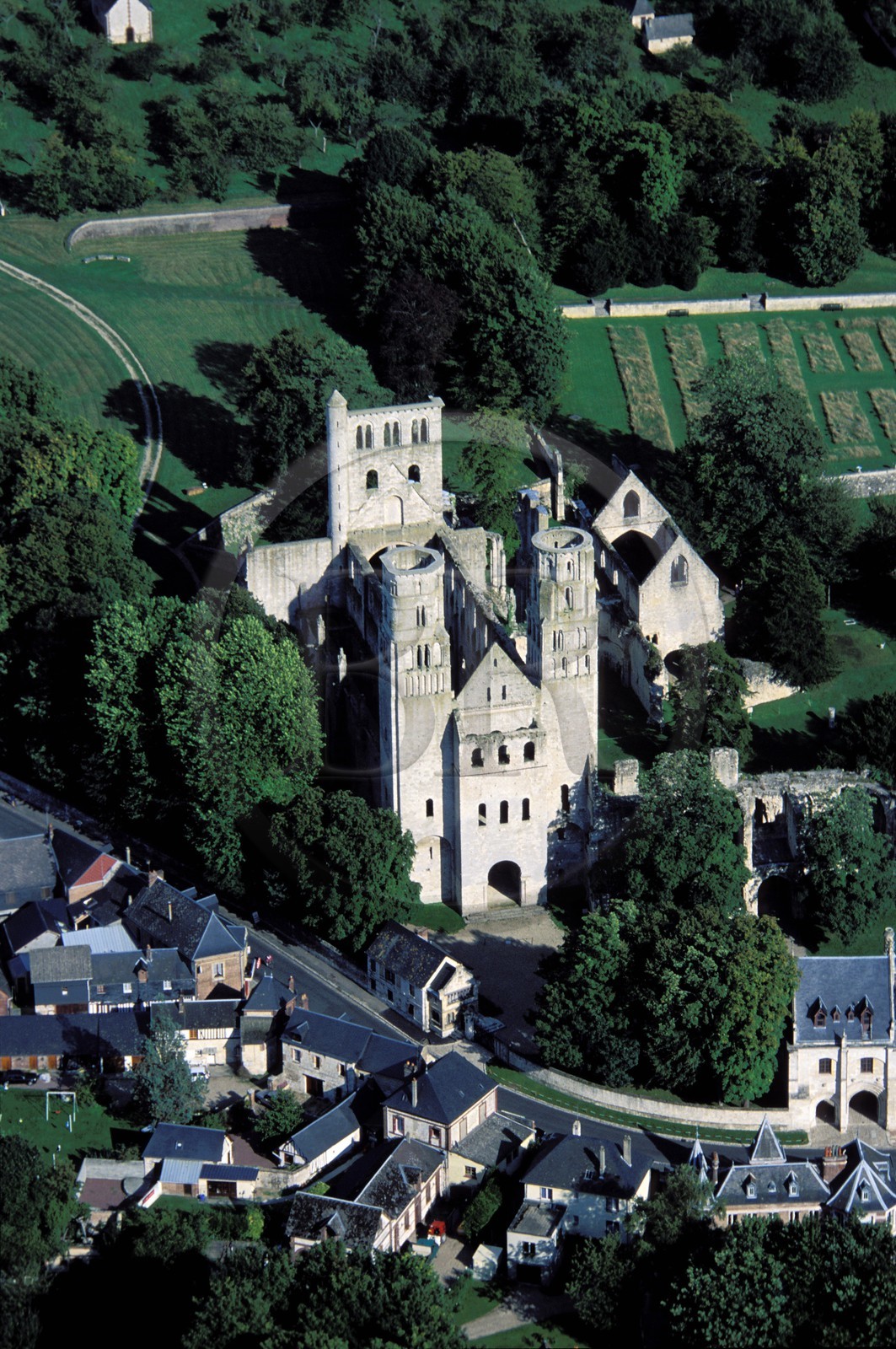France, Seine-Maritime (76), l' abbaye de Jumièges, (vue aérienne)