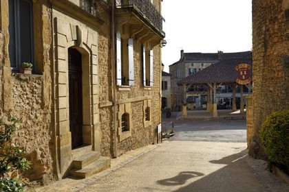 France, Dordogne (24), Périgord Noir, Belvès, labellisé Les Plus Beaux Villages de France, la rue des Filhols donnant sur la place d'Armes et la halle du XVème siècle