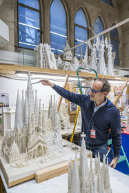 Espagne, Catalogne, Barcelone, quartier de l'Eixample, basilique de la Sagrada Familia de l'architecte du modernisme catalan Antoni Gaudi classée Patrimoine Mondial de l'UNESCO, l'atelier maquettes, l'architecte et coordinateur de l'équipe des artistes et des maquettistes Jeronimo Buxareu Padros présente les prochains travaux à entreprendre sur cette maquette au 1 25ème