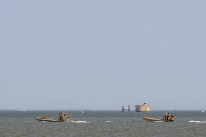 France, Charente-Maritime (17), Ile d'Oléron, Dolus-d’Oléron, bateau ostreicole à fond plat dans le Pertuis d'Antioche et le Fort Boyard en arrière plan