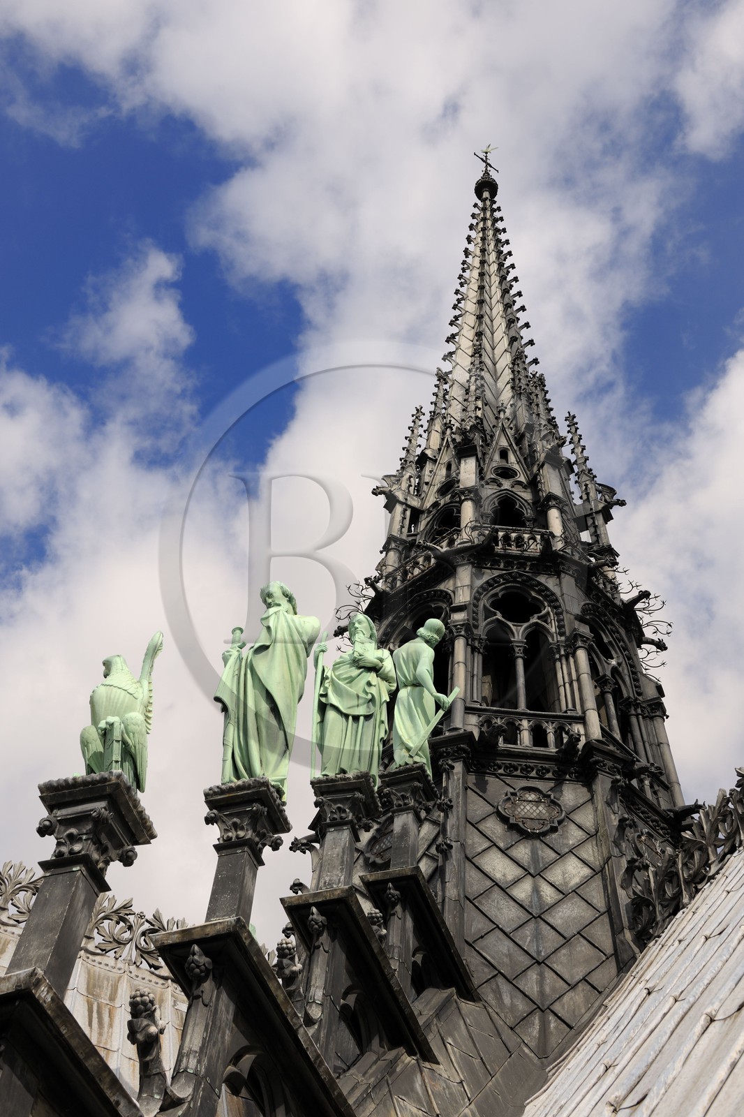 France, Paris (75), île de la Cité, la cathédrale Notre-Dame, la flèche domine les statues de cuivre vert-de-grisé des douze apôtres avec les symboles des quatre évangélistes