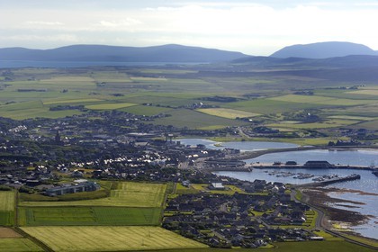 Royaume-Uni, Ecosse, Iles Orcades, Ile de Mainland, la capitale Kirkwall (vue aérienne)